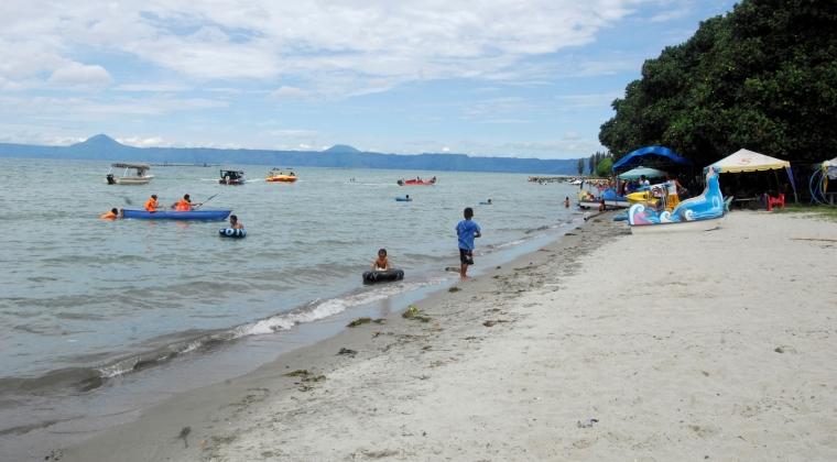 Pantai Pasir Putih Parbaba Terletak di Desa Huta Bolon Samosir Pantai Pasir Putih Parbaba Terletak di Desa Huta Bolon Samosir