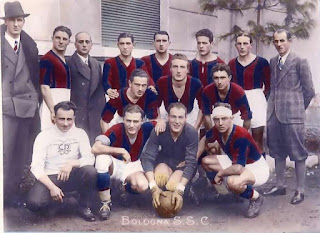 Il "Bologna Sezione Calcio" 1931-1932. Da sinistra, in piedi, la mitica linea d'attacco rossoblù: Gastone Baldi (in borghese), Bruno Maini, un dirigente dell'epoca, Rafael Sansone, Angelo Schiavio, Francisco Fedullo, Carlo Reguzzoni e l'allenatore Gyula Lelovich. Al centro, da sinistra, quelli della mediana: Aldo Donati, Mario Montesanto e Gastone Martelli. In basso, accosciata, la linea difensiva. Da sinistra: il massaggiatore Amedeo Bortolotti, Eraldo Monzeglio, Mario Gianni e Felice "Gisto" Gasperi. Il "Bologna Sezione Calcio" 1931-1932. Da sinistra, in piedi, la mitica linea d'attacco rossoblù: Gastone Baldi (in borghese), Bruno Maini, un dirigente dell'epoca, Rafael Sansone, Angelo Schiavio, Francisco Fedullo, Carlo Reguzzoni e l'allenatore Gyula Lelovich. Al centro, da sinistra, quelli della mediana: Aldo Donati, Mario Montesanto e Gastone Martelli. In basso, accosciata, la linea difensiva. Da sinistra: il massaggiatore Amedeo Bortolotti, Eraldo Monzeglio, Mario Gianni e Felice "Gisto" Gasperi.