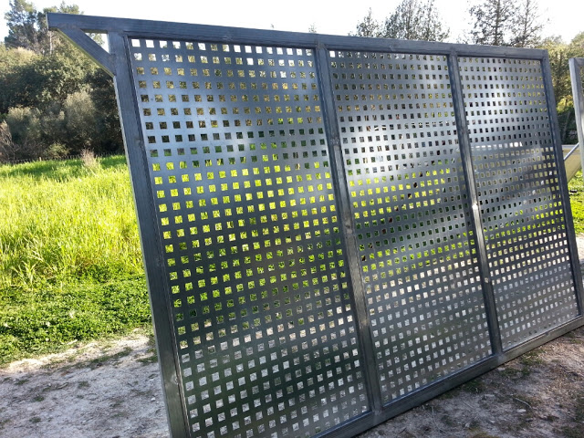 PUERTAS CORREDERAS DE HIERRO REVESTIDAS DE MADERA PARA FINCAS RUSRICAS