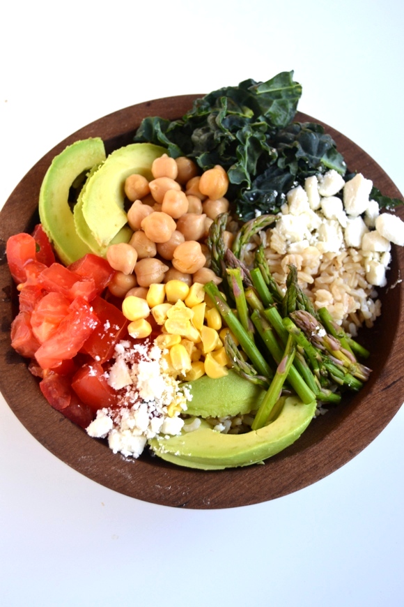 This Veggie Rice Bowl is a hearty and healthy meal that is ready in 20 minutes or less. Packed full of fresh vegetables and topped with a lemon vinaigrette. www.nutritionistreviews.com