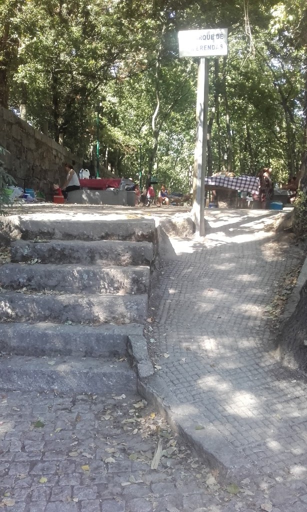 Acesso de rampa ao parque de Merendas Acesso de rampa ao parque de Merendas
