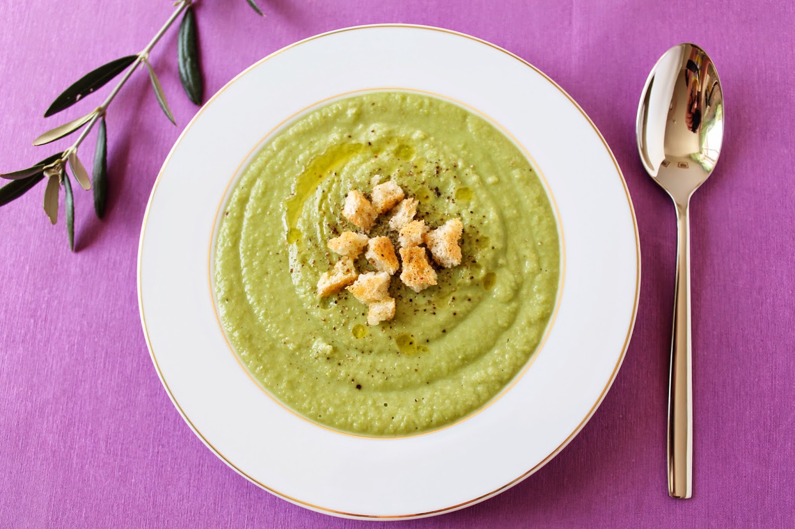 из зеленого горошка. крем с горошинами. каша с горошком в банке. суп пюре с зеленым горошком. зеленый горошек со сливками.