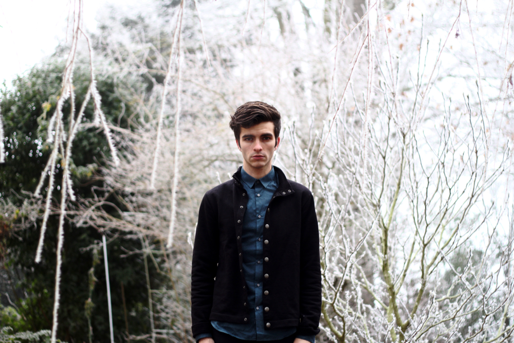 BLOG-MODE-HOMME-cardigan-new-yvan-agnesb-chemise-ikks-jeans-apc-petit-standard-noir-sac-botte-vintage-chaussettes-motifs-royalties-style-bordeaux-paris