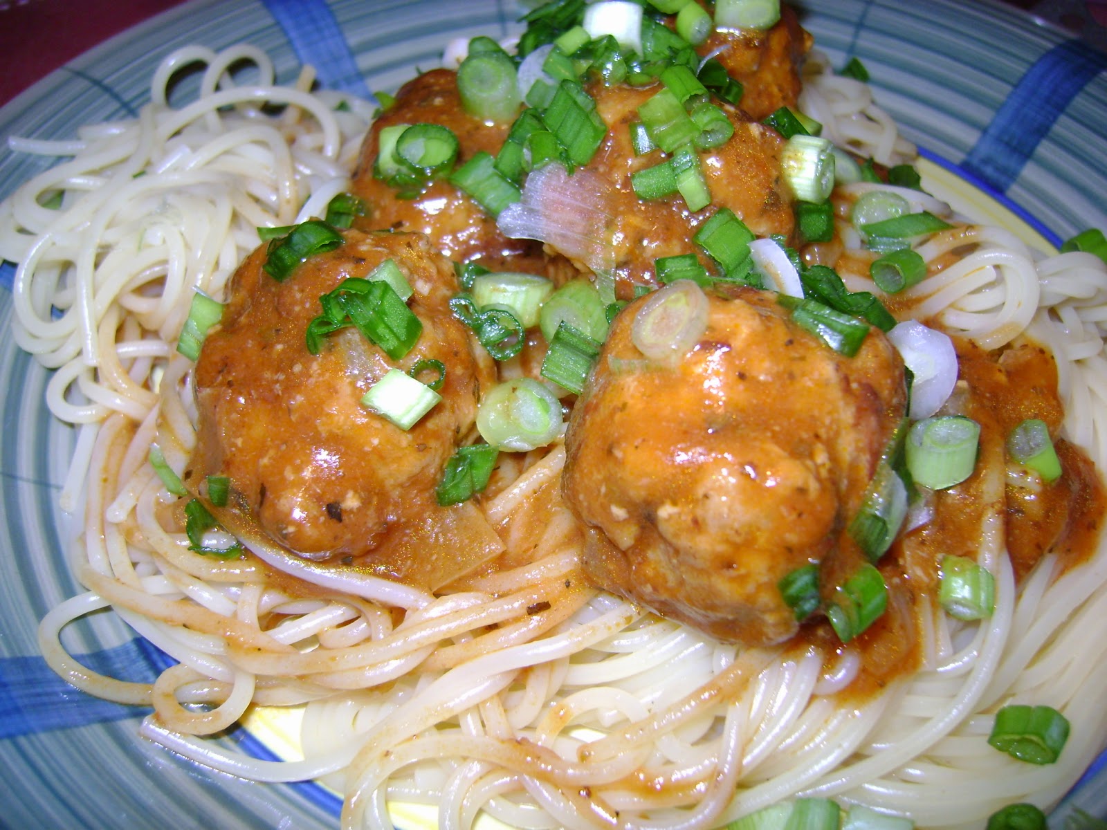 Mes Plaisirs Coupables: Boulettes de veau sauce tomatée