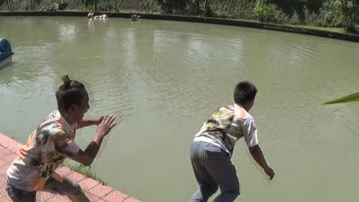 Yihuu..Lulus, Pelajar Jembrana Nyebur ke Kolam