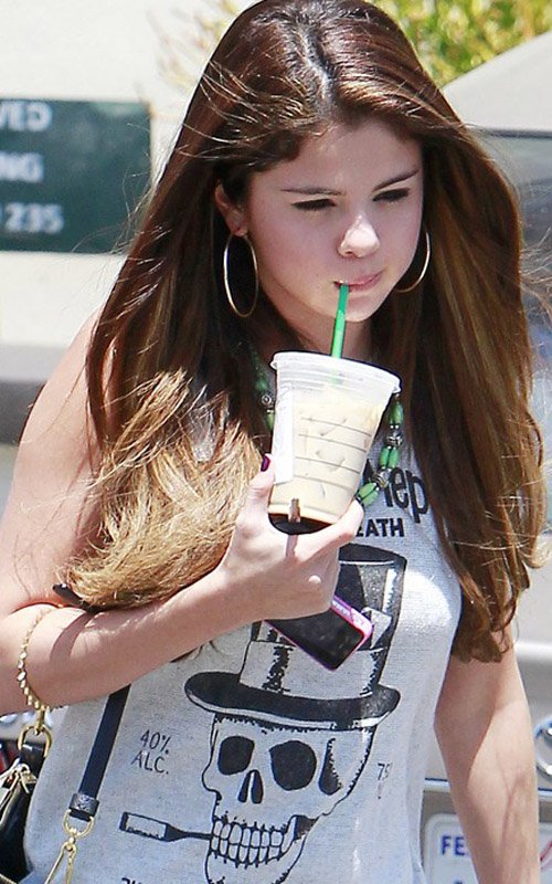 Mis Idolos Stars::::::::::: Selena Gómez: Starbucks en Los Ángeles