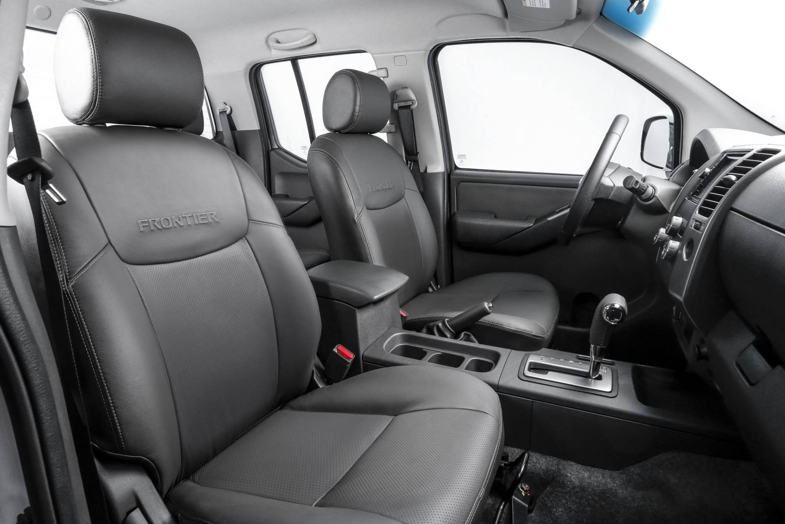 Nissan Frontier 2015 SV Attack 4x4 - interior