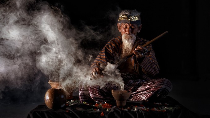 Hukum Dukun dan Tukang Ramal - KonsultasiSyariah.in