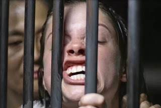 Josiane apanha feio na prisão e perde dente em confronto em A Dona do Pedaço