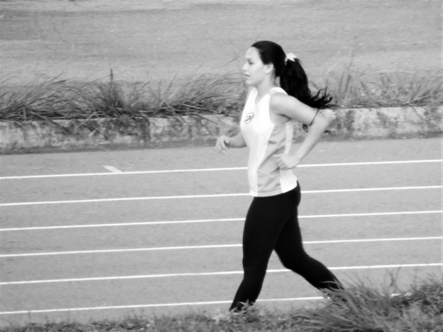 Chica trotando chica trotando haciendo deporte corriendo caminando salud belleza mujer