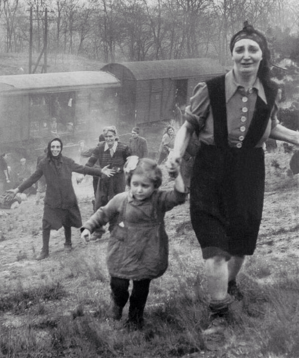 25 Breathtaking Photos From The Past - Jewish refugees, approaching allied soldiers, become aware that they have just been liberated, April, 1945