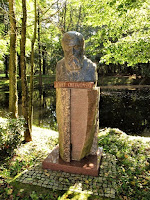 Popiersie Józefa Chełmońskiego w parku w Radziejowicach