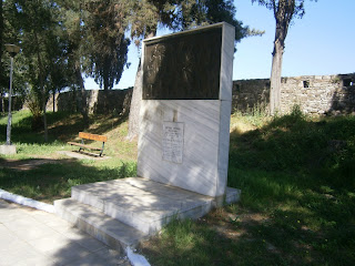 το μνημείο του Πέτρου Ντόβα στον Κήπο των Ηρώων στο Μεσολόγγι