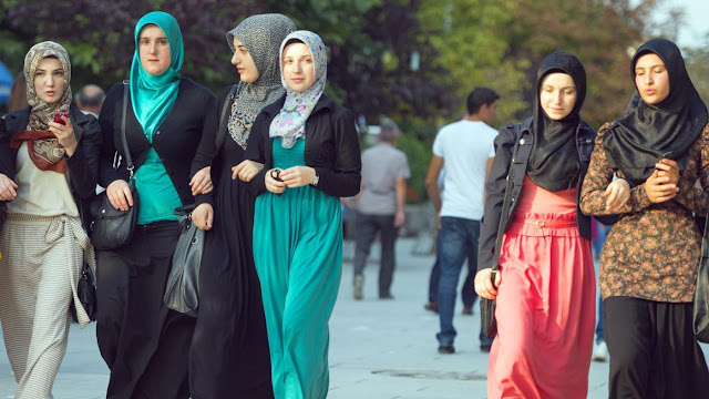 Hargailah Perempuan, Sebagaimana Kamu Meghargai Ibu dan Saudara Perempuanmu Hargailah Perempuan, Sebagaimana Kamu Meghargai Ibu dan Saudara Perempuanmu