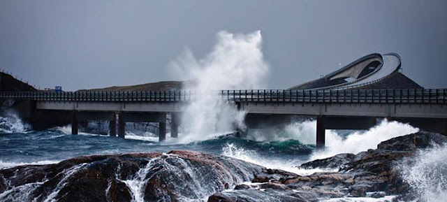 フィヨルドの島々を繋ぐ、波のようにうねる橋・道路【ar】　Storseisundet　アトランティック・ロード