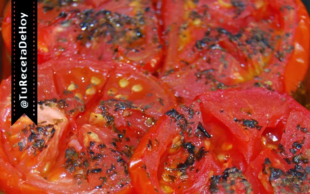 Tomates asados con ajo y albahaca, ideales para salsas