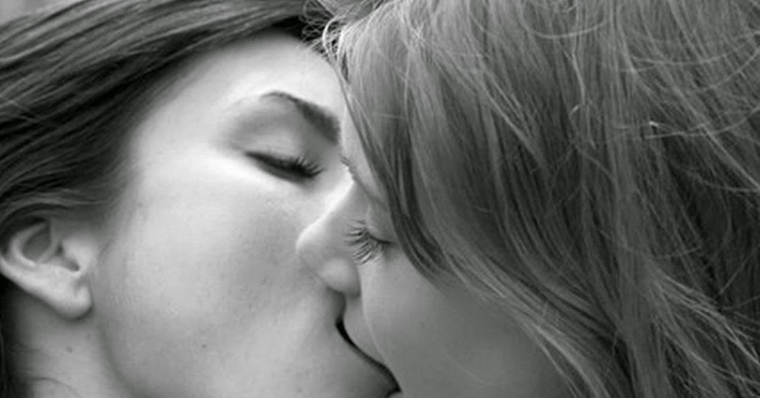 Русские мамы лесбиянки лижут. Лезбианка. Подборка лесбийских поцелуев. Женщины которые сосутся. Молодые лесби поцелуй с языком.