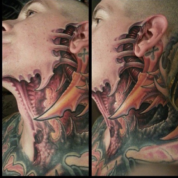 Hombre con tatuaje en el cuello que parece que no tenga piel y se ven partes mecanicas
