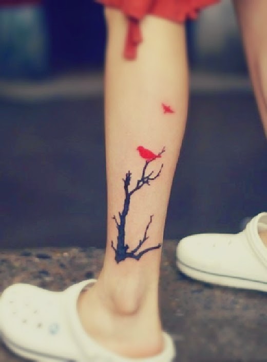 vemos a una chica que luce un tatuaje de arbol