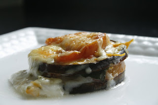 Milhojas de berenjena, tomate y queso de cabra