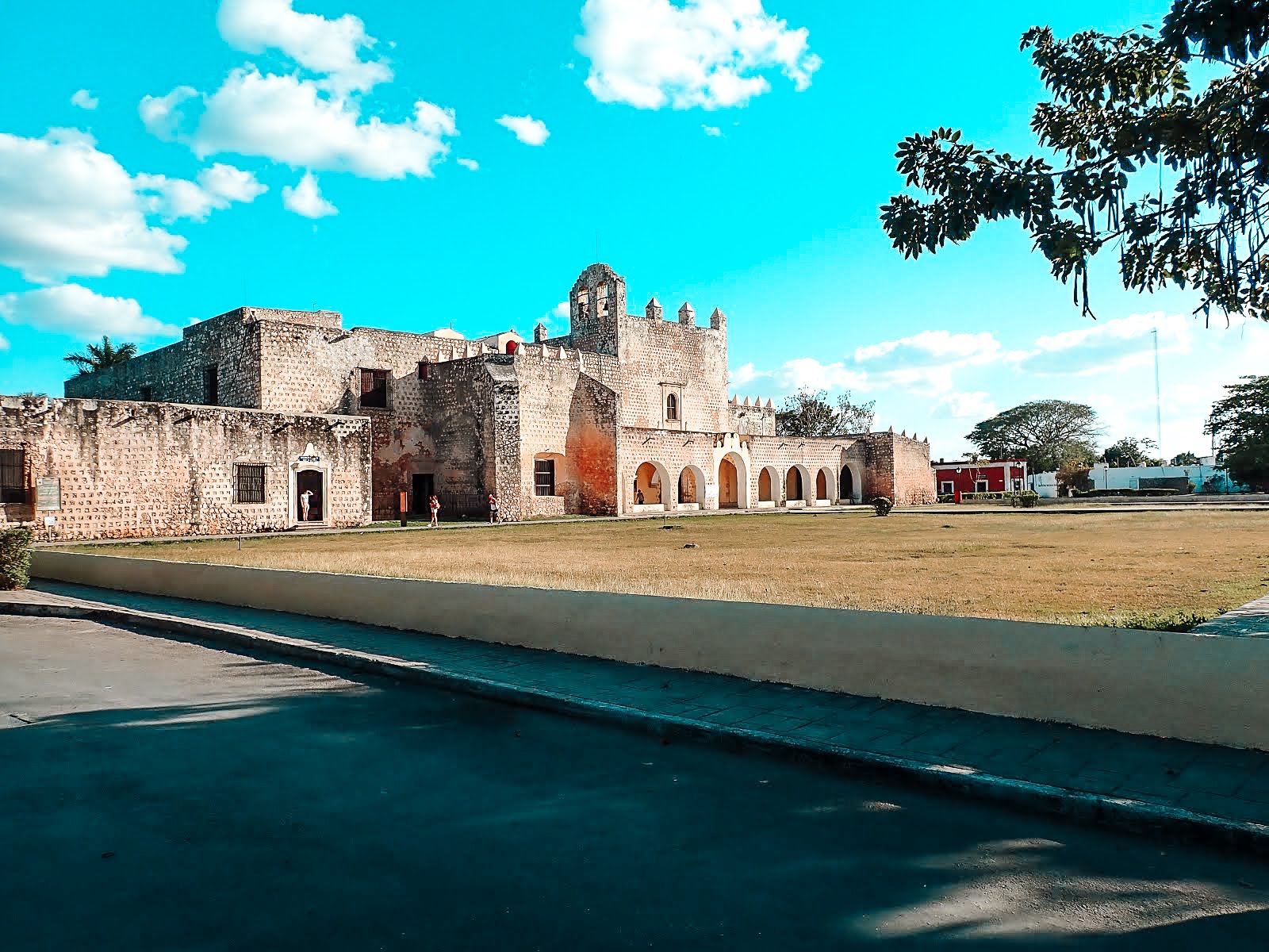 la place où se trouve au fond l'ancien couvent de San Bernardino de Siena dans la ville de valladolid au mexique
