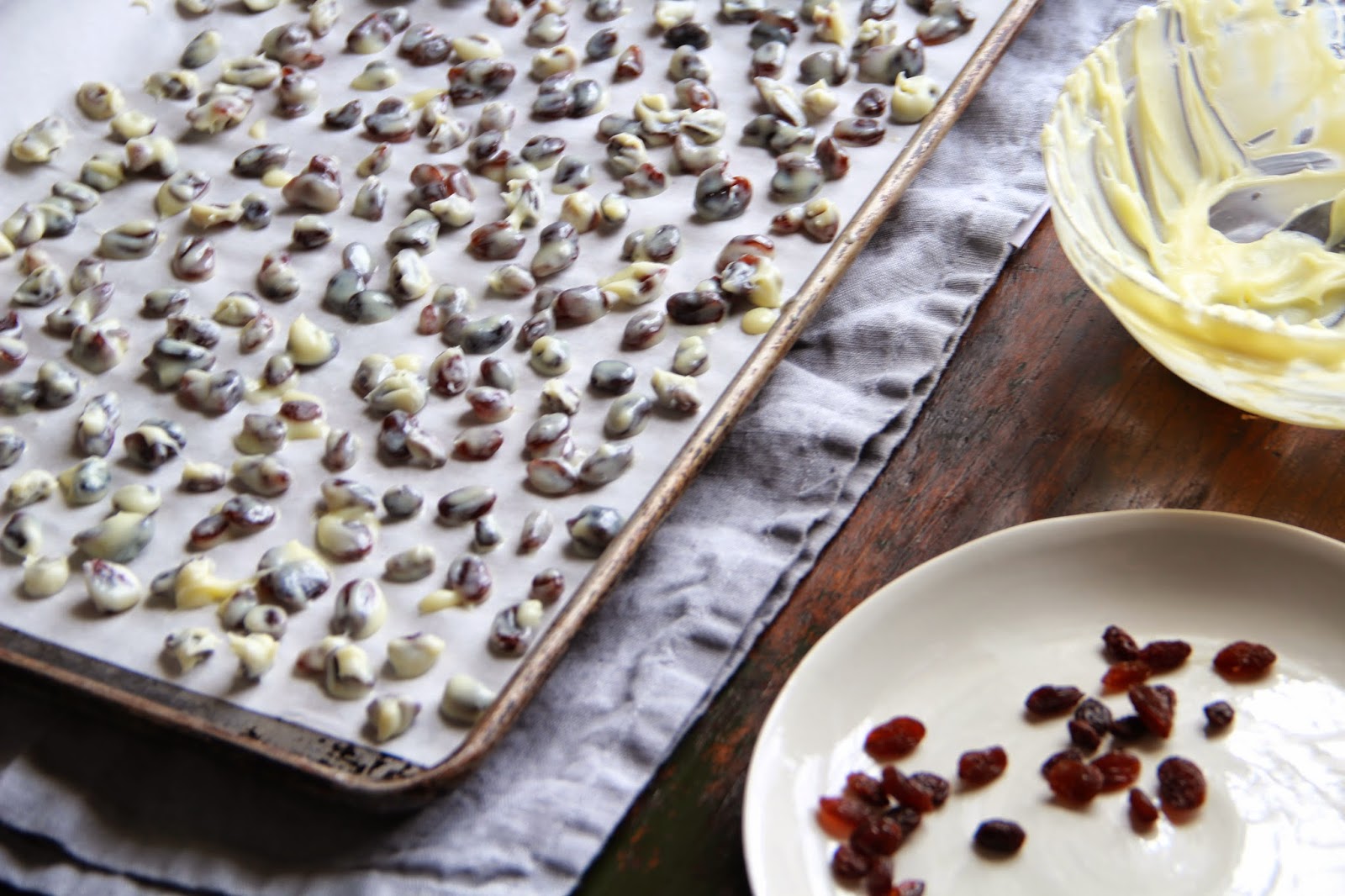 Vin de Pêche YogurtCovered Raisins... Or White Chocolate Yogurt Dip