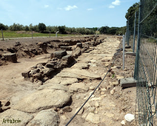 Vía de la Plata a su paso por la ciudad romana de Cáparra. Excavaciones en la Calzada