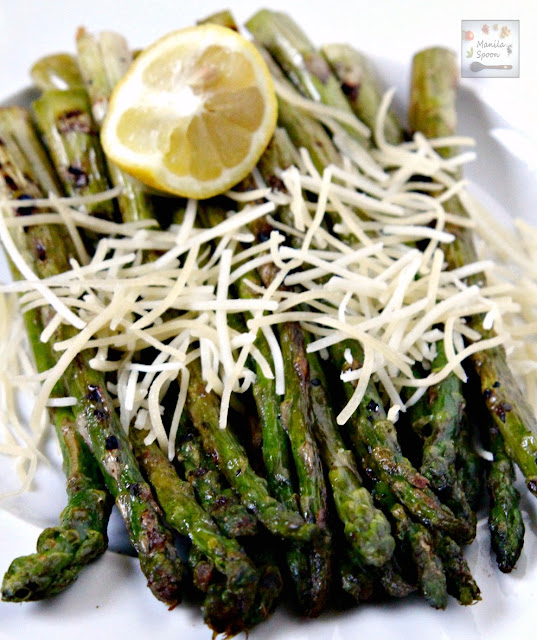 Simple, delicious and healthy, this easy grilled asparagus takes less than 5 minutes to make! | manilaspoon.com
