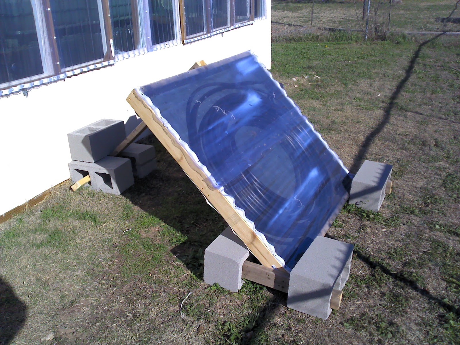 The Aquaponics Gardener: Solar Hot Water Heater for Fish Tanks
