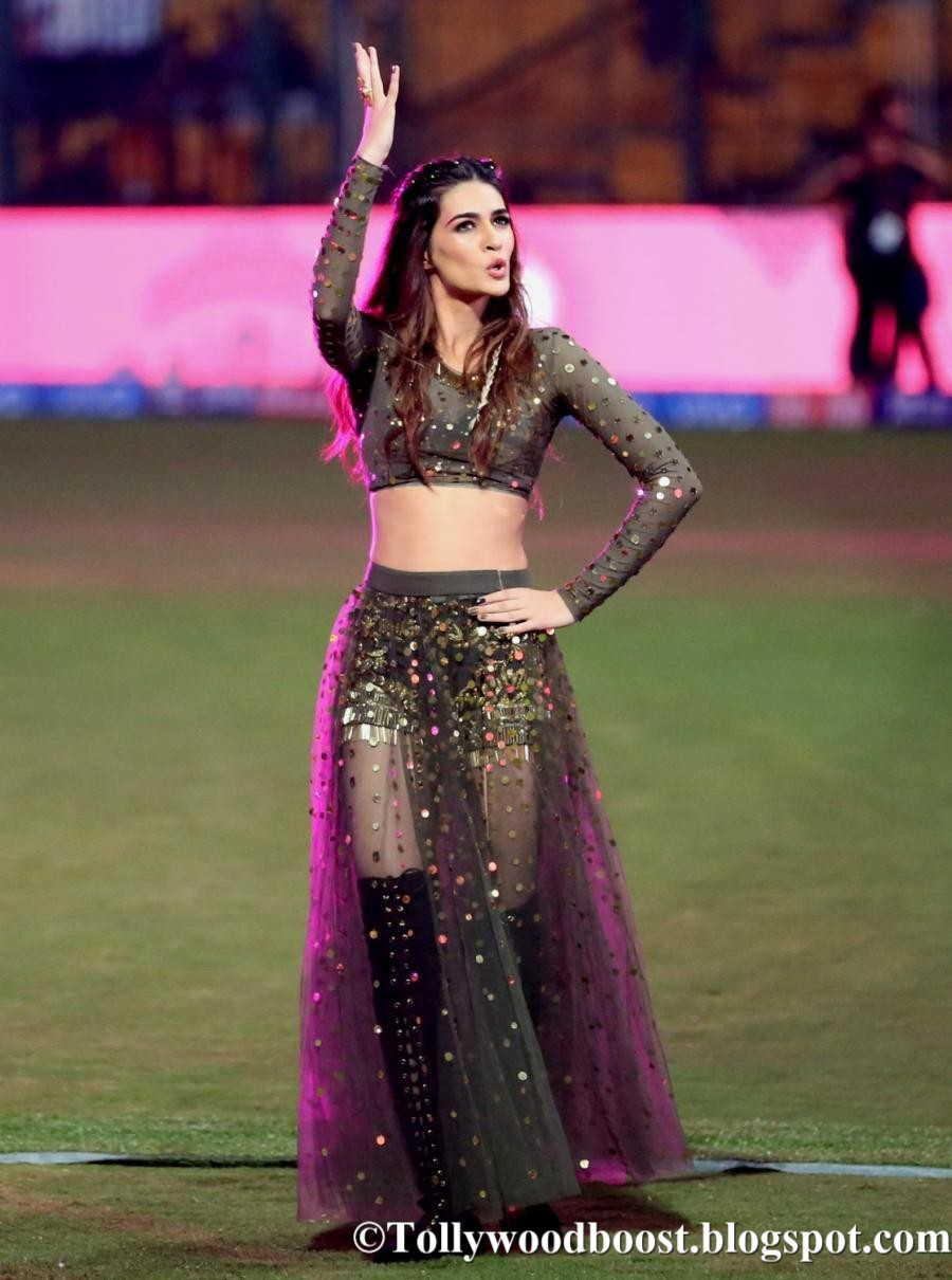 Bollywood Actress Kriti Sanon Dancing Photos At IPL 2017 Opening