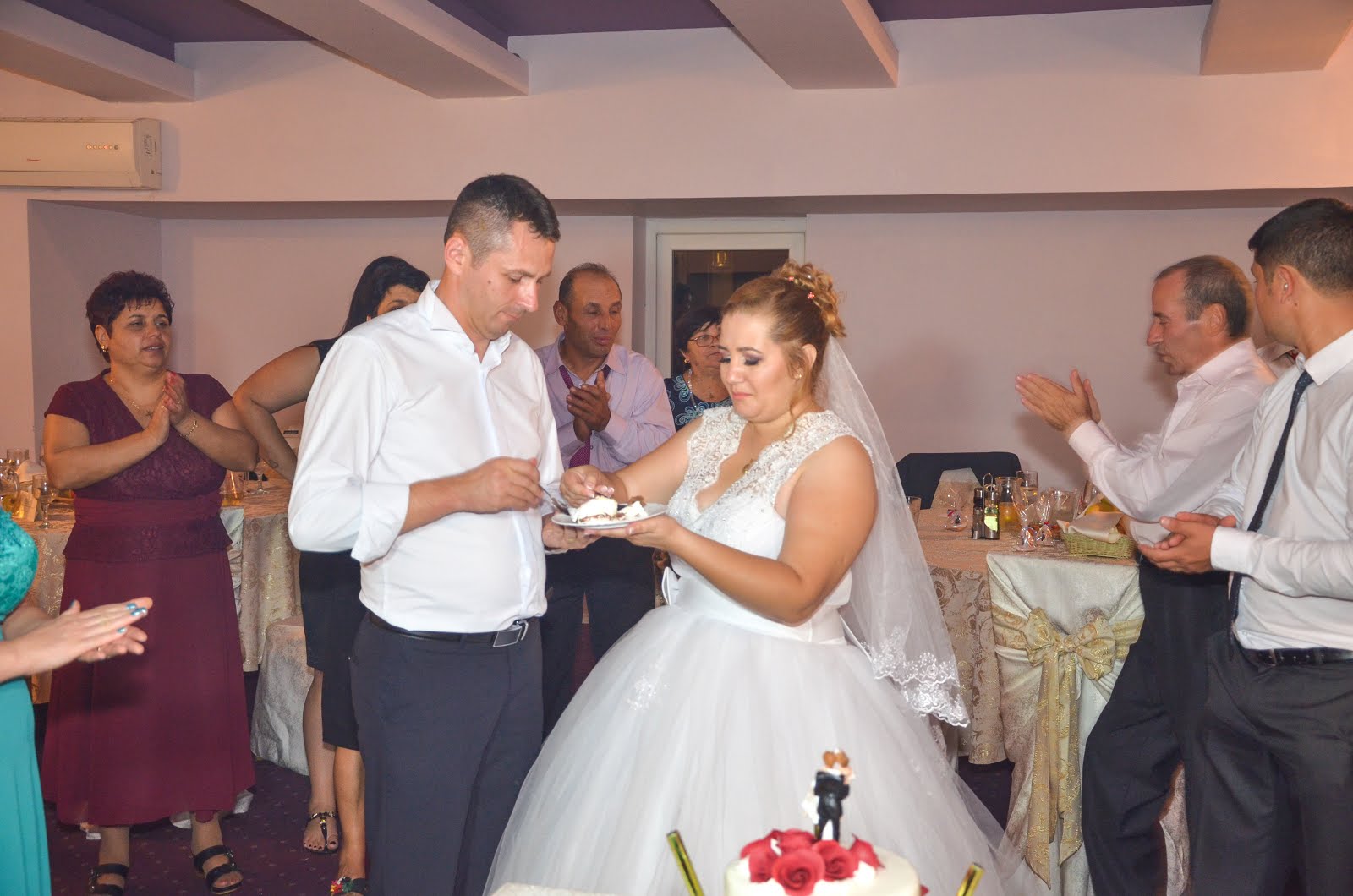 Dj Nunta 800 Lei Cameraman Botez 600 Lei Fotograf Cununie 600 Lei