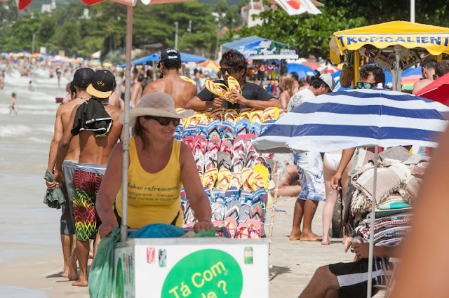 Prefeitura de Florianópolis volta a restringir marca de cerveja em praia