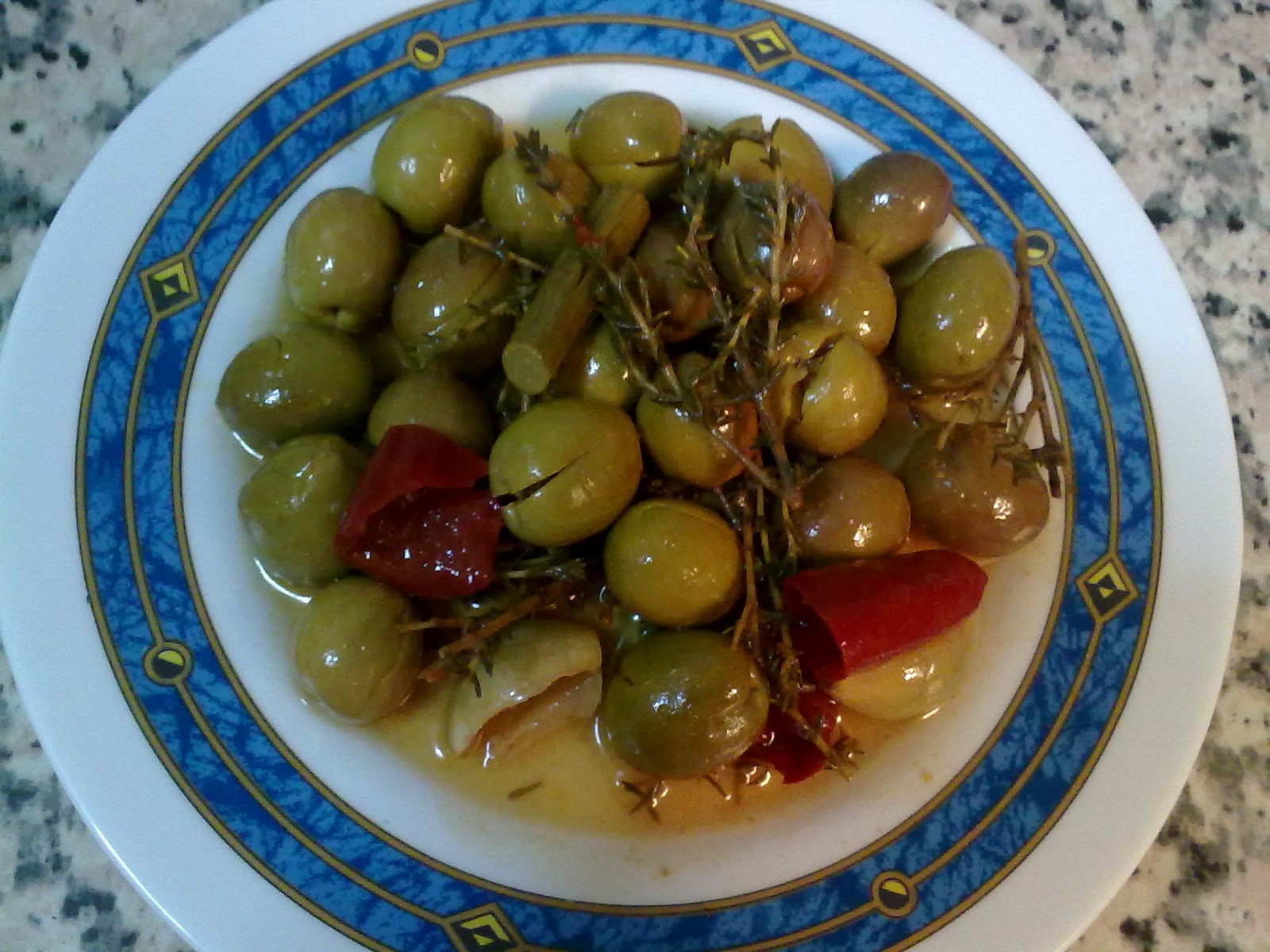 Alinar aceitunas partidas caseras