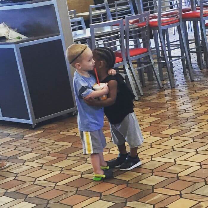 24 Heart-Warming Pictures Of Moments Of Kindness In The US That Restored Our Faith In Humanity