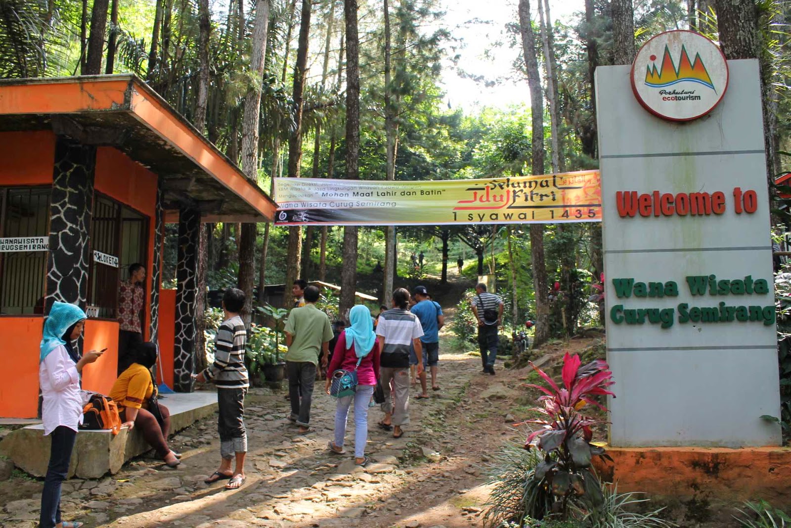 pintu masuk wana wisata curug semirang