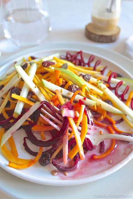  Sujet unique : Recettes Vegan pour tous ! Salade%2Bcrue%2Bbutternut%252C%2Bbetterave%252C%2Bcarotte%252C%2Bpomme%252C%2Bcranberries%252C%2Bsauce%2Bpure%25CC%2581e%2Bamandes%252C%2Bsirop%2Bd%2527e%25CC%2581rable%2B%25284%2529-001