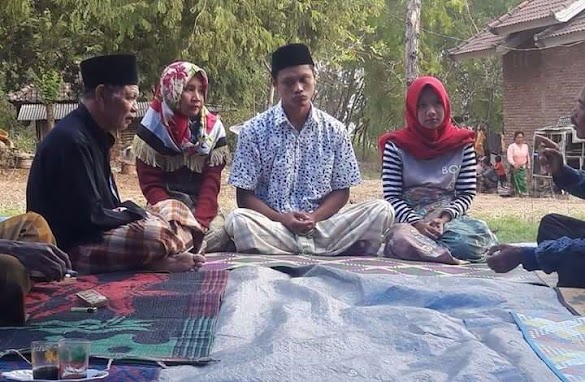 Laki-Laki Nikahi 2 Perempuan Sekaligus Dalam 1 Resepsi, Kemudian Bilang: “Saya Galau Nanti Di Malam Pertama” Laki-Laki Nikahi 2 Perempuan Sekaligus Dalam 1 Resepsi, Kemudian Bilang: “Saya Galau Nanti Di Malam Pertama”