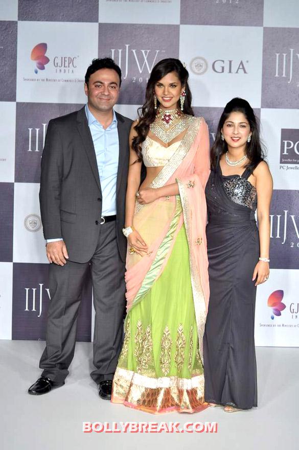 Esha Gupta - (9) - Esha Gupta Hot Ramp Walk Photos in Saree at IIJW 2012