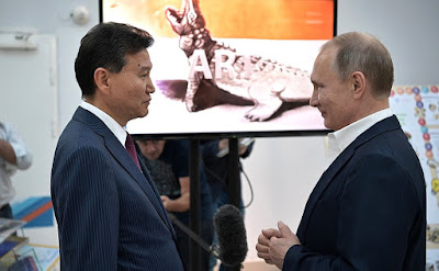 Vladimir Putin with President of the World Chess Federation Kirsan Ilyumzhinov.