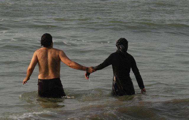 Как купаются мужчины. Мусульманки на пляже. Мусульманки купаются в море. Мусульмане купаются. Арабские женщины купаются в море.