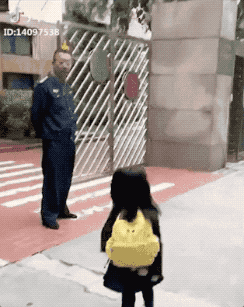 인사하는 꼬마숙녀.gif | 인스티즈