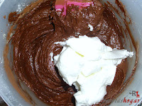 Tarta puro chocolate-añadiendo claras