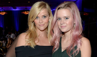 Witherspoon's daughter flaunts bubblegum pink hair