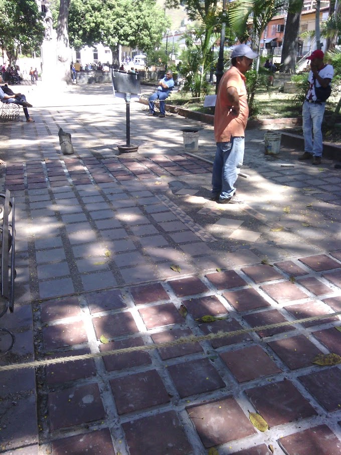 Alcaldía de Boconó embellece la plaza Bolívar