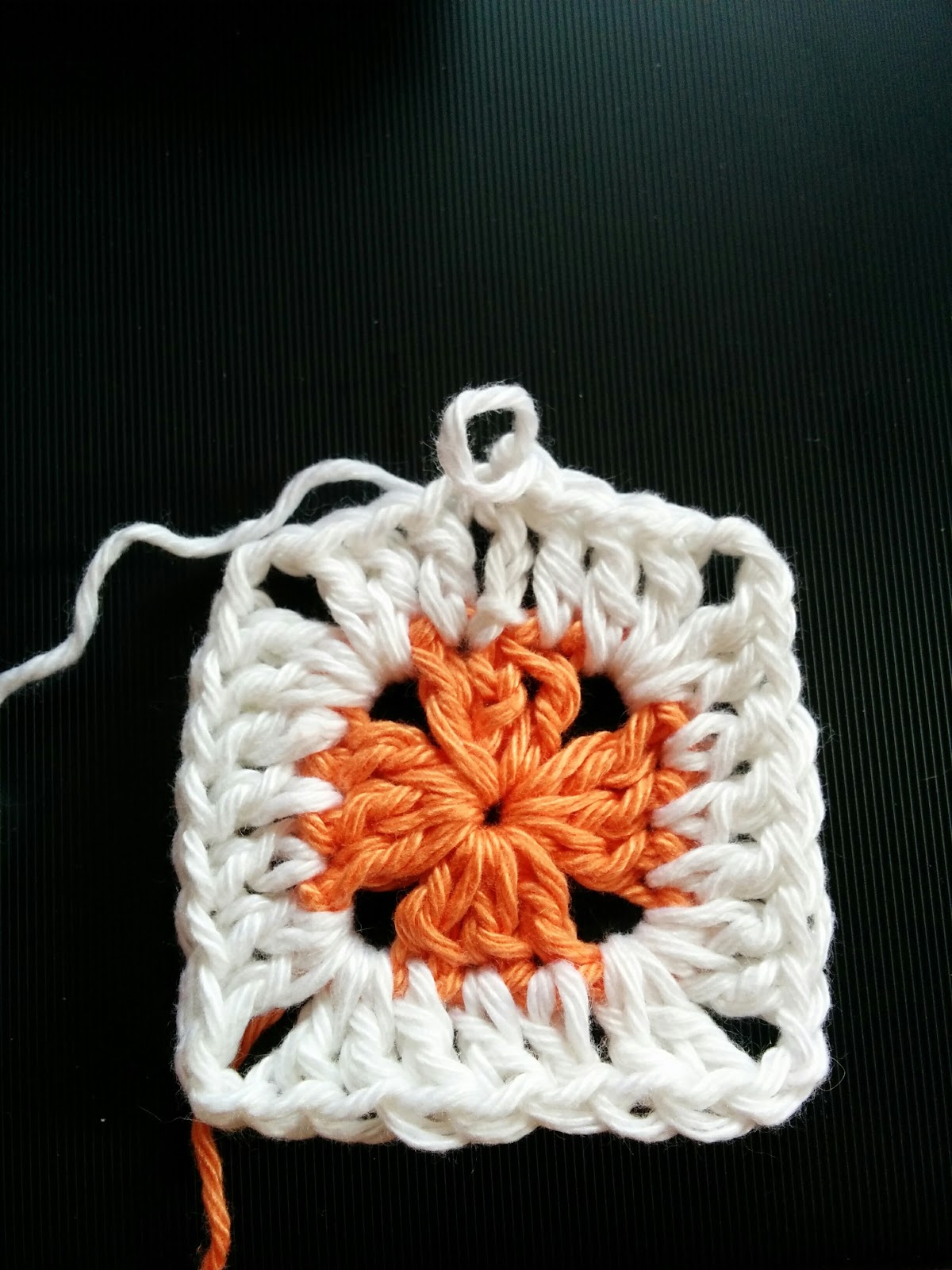 ソリッドグラニースクエアのクッションカバーの編み方と編み図 Crochet And Me かぎ針編みの編み図と編み方