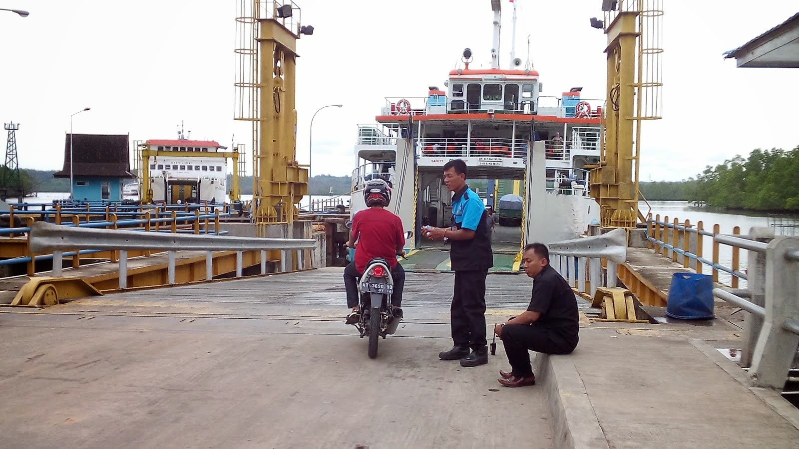 Foto Foto Di Pelabuhan Penyeberangan Feri Kariangau