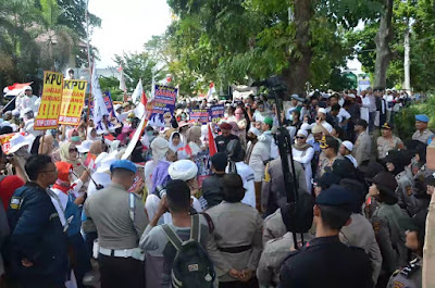 Polri dan TNI Amankan Aksi Damai di Depan KPU Provinsi NTB