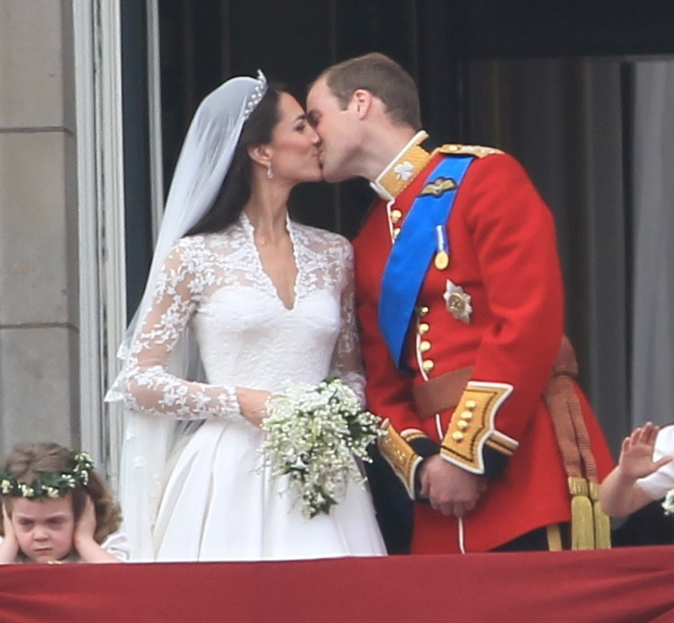 Prince William & Catherine are officially married (video, photos & The Kiss)  