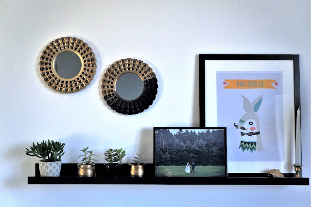 galeria ścienna, jak powiesić plakaty, jak powiesić grafiki, jak poświecić obrazy, półka ikea, półka na obrazy, twin peaks okrągłe lustra