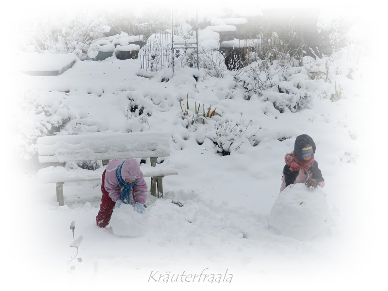 Beim Kräuterfraala Im Garten steht ein Schneemann im